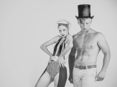 Adam ya da maço siyah top şapkalı kaslı gövde ile