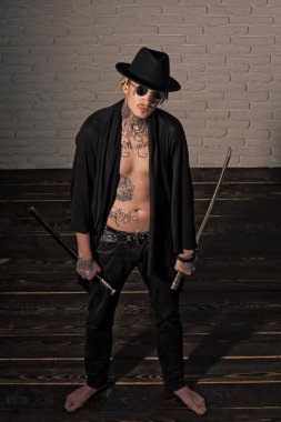 Adam ahşap zemin yalınayak, en iyi görünümü üzerinde duran kılıç