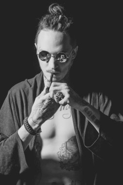 Adam yasaktır boru siyah arka plan üzerine