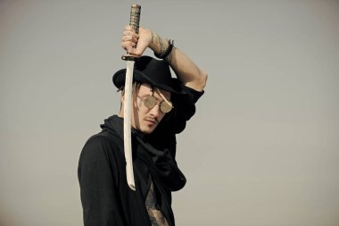 Samuray Japonya katana ile açık havada silah