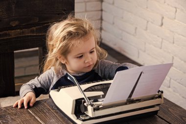 erkek ya da daktilo ve kağıt küçük çocukla