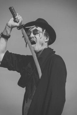 Savaşçı güneş gözlüğü, siyah şapka ve kıyafet