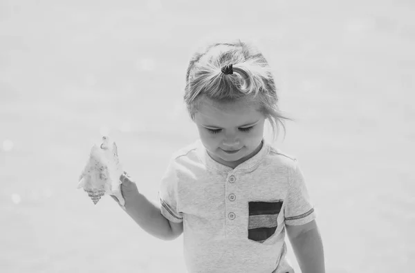 孩子玩贝壳在晴天 — 图库照片