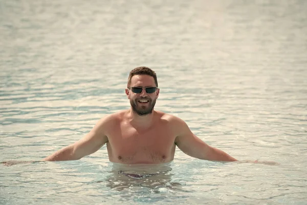 Adam bel derin mavi deniz su ayakta