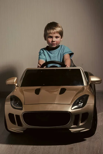 Autista bambino in auto . — Foto Stock