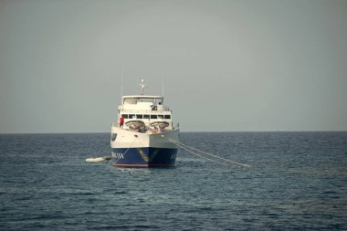 arka plan gökyüzü ve su üzerinde tekne deniz taşıma