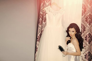 Uzun esmer saçlı gelin.