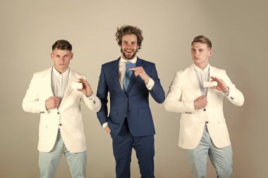 Gri arka plan üzerinde gülümseyen iş takım