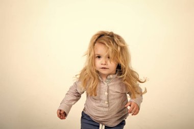 Sevimli yüzü ile mutlu çocuk.