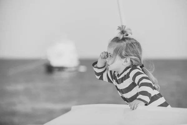 Criança em camisa listrada no barco . — Fotografia de Stock