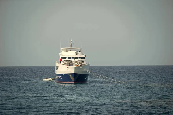 arka plan gökyüzü ve su üzerinde tekne deniz taşıma