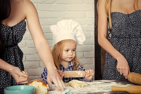 Gyerek konyha segít — Stock Fotó