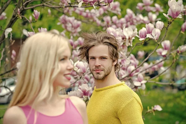 Hombre y mujer en spring.magnolia, pareja enamorada en flor de primavera . — Foto de Stock