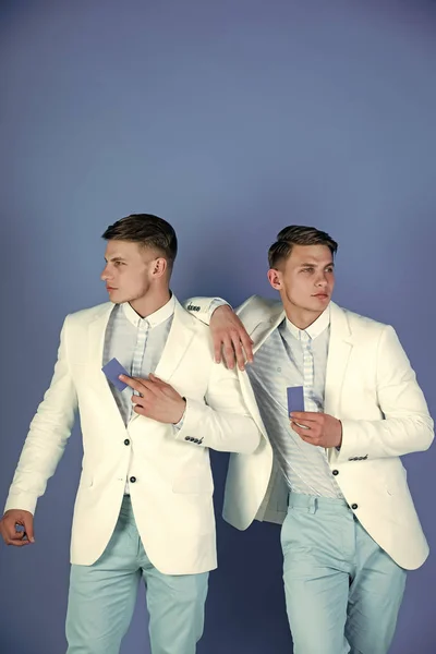 Männer mit leeren Karten auf blauem Hintergrund — Stockfoto