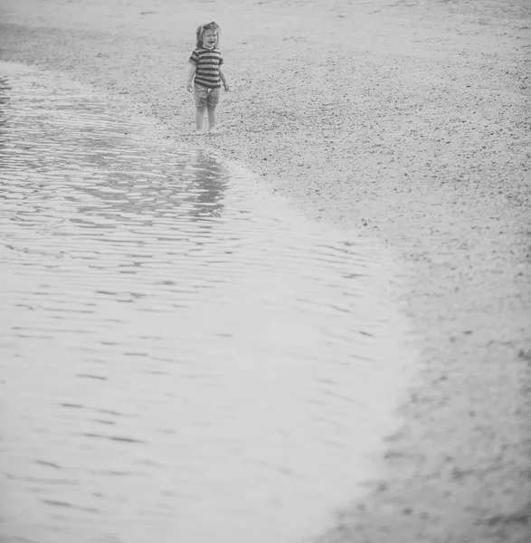 海背景に海のビーチで赤ちゃん少年の叫び — ストック写真