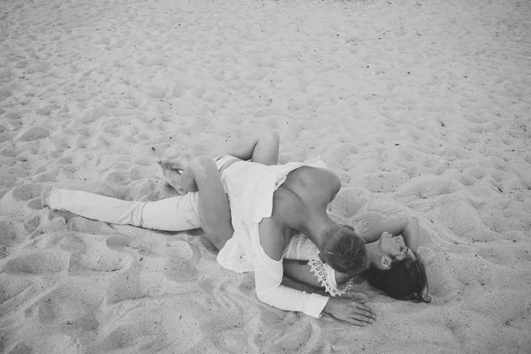 Sexo no conceito de praia. Casal cheio de desejo tem sexo na areia da praia. Amantes sensuais fazendo amor na praia. Casal apaixonado faz sexo, faz amor na praia de areia — Fotografia de Stock