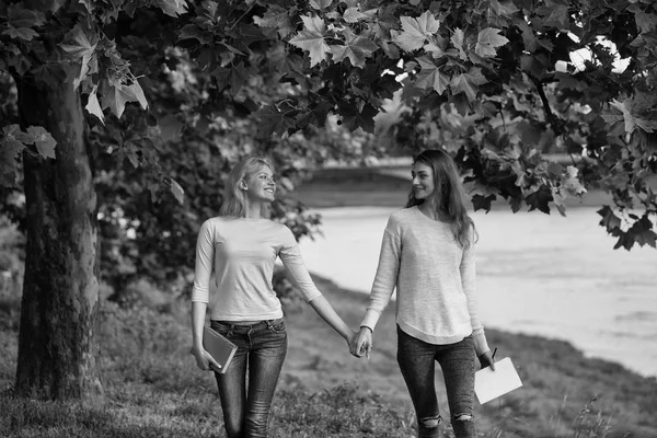 Due giovani ragazze si tengono per mano — Foto Stock