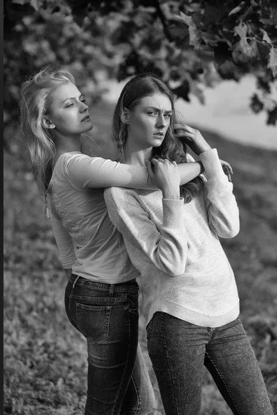 Two young girls hug — Stock Photo, Image