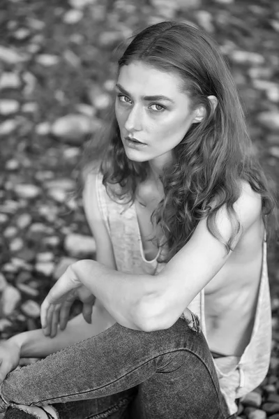 Pretty girl on pebble beach — Stock Photo, Image