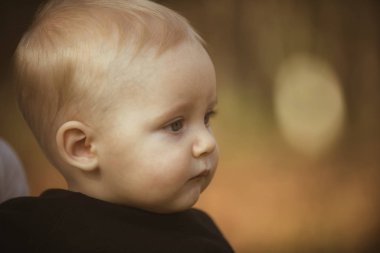Sarışın ve mavi gözlü, sevimli çocuk kopyalama alanı.