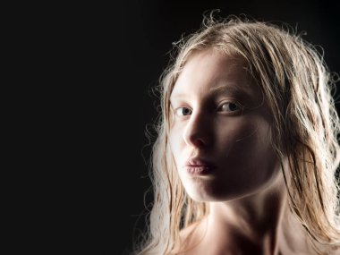 Siyah arka plan, kopya alanı üzerine uzun sarı saçlı güzel model.