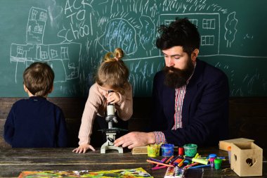 Sakin ol ve çekmek ve tutmak mümkün olacak daha fazla öğrenci çok. Öğrenciler genellikle malzeme hakkında heyecan olsun. Özenli temel okulda sınıfta matematik ödevini yapıyor.