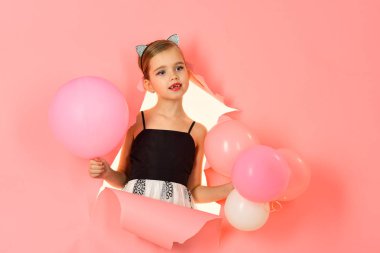 çocukluk ve mutluluk. çocukluk, pembe balonlu küçük kız