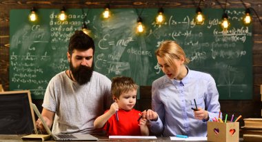 Onun öğrenme stili, atölye teknoloji iletişim eğitim iş için uygun yöntemi eğitim için öğrenci görünüyor, Öğretmen sınıfta masada oturuyor,