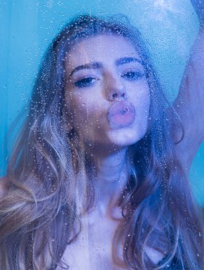 elbise mavi Studio içinde seksi kadın saç modeli. ıslak plastik levha ile genç ve güzel kadın saç modeli
