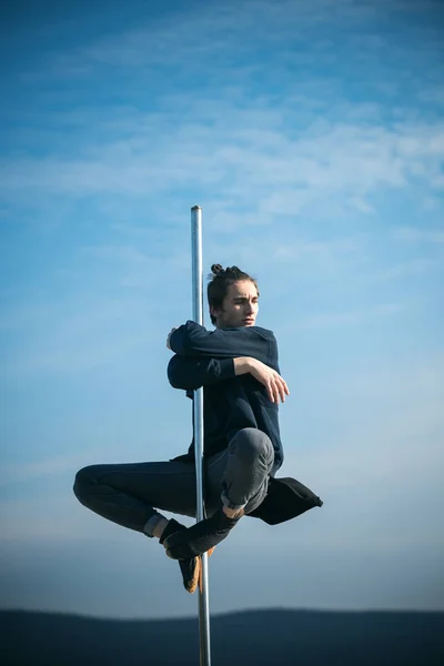 Sexy Macho Man Vliegen Blauwe Hemelachtergrond Sexy Macho Zittend Pole — Stockfoto