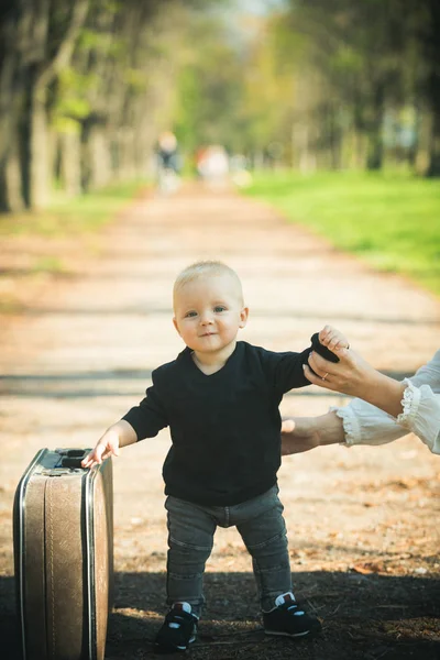 Παιδί Ταξιδιώτη Υπαίθριο Χώρο Φύλαξης Αποσκευών Μικρό Αγόρι Μεταφέρει Ρετρό — Φωτογραφία Αρχείου