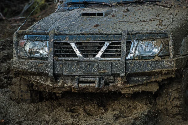 Parte Carro Offroad Preso Lama Profunda Fundo Escuro Bonnet Luzes — Fotografia de Stock