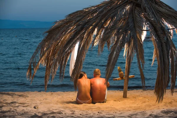 Kumsalda Çıplak Oturan Genç Çift — Stok fotoğraf