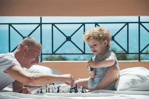 Muž Učí Chlapce Pravidla Šachů Hraje Podlaze Balkonu — Stock fotografie