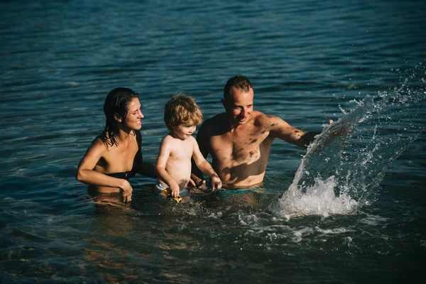 Ευτυχισμένη Οικογένεια Μια Θάλασσα Έχοντας Διασκέδαση Και Πιτσίλισμα Νερού Καλοκαίρι — Φωτογραφία Αρχείου