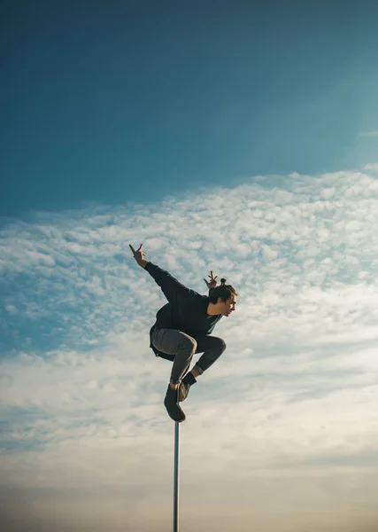 Atletische Man Maken Acrobatische Elementen Een Pylon Sterke Man Danser — Stockfoto