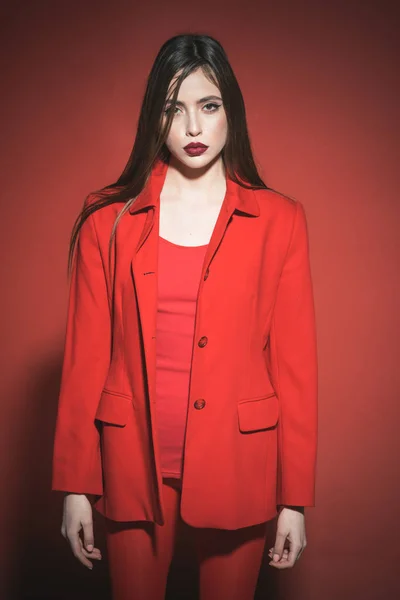 Modefoto Von Einem Schönen Eleganten Brünetten Mädchen Isoliert Auf Rotem — Stockfoto