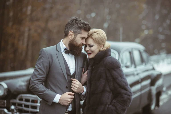 Close Belo Jovem Casal Apaixonado Andando Juntos Carro Retro — Fotografia de Stock