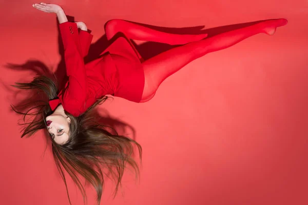 Mulher Bonita Com Maquiagem Elegante Cabelo Agitado Rastejando Nas Paredes — Fotografia de Stock