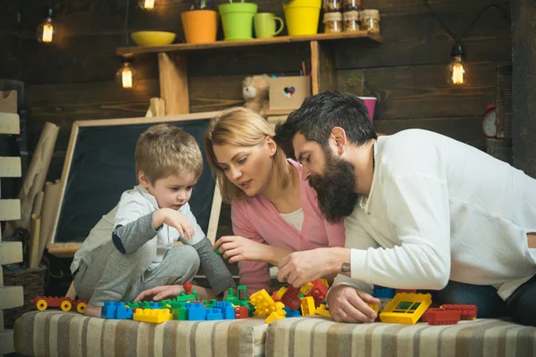 Vader Moeder Leuke Zoon Spelen Met Constructor Bakstenen Familie Drukke — Stockfoto