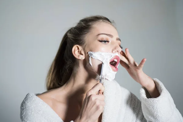 Lady Shaves Her Face Sharp Blade Straight Razor Woman Face — Stock Photo, Image