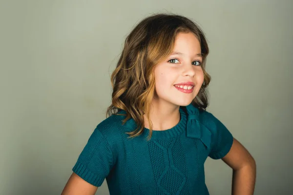 Kleines Mädchen Mit Langen Haaren Kleines Mädchen Kopierraum — Stockfoto