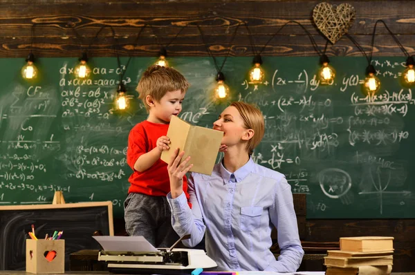 Portret Nauczycielka Pomocą Nowoczesnych Technologii Laptopa Jej Klasie Edukacja Jest — Zdjęcie stockowe