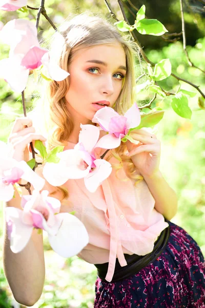Charmant Blond Meisje Geniet Van Geur Van Bloeiende Bomen Mooie — Stockfoto