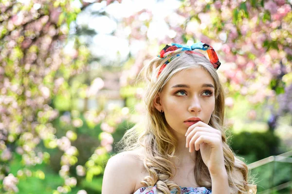 Nachdenkliches Mädchen Retro Outfit Mit Buntem Stirnband Träumt Floralen Garten — Stockfoto