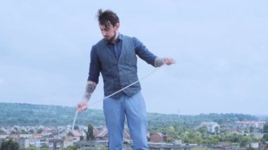 Sihirbaz performans gösteren numara iple. Magic sanatçı illüzyonist, kaybolur ve yükselir. Kordon sanatçı. Kabare gösterisi veya sirk eğlence performansı. Animatör