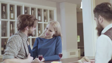 Restoranda bir kokteyl içme çekici zarif genç çift. Yakışıklı bir kafede iki flört sevgi dolu. Aşk ve romantizm. Yaşam tarzı kavramı