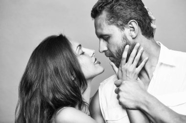 Stüdyoda genç ve seksi bir çift