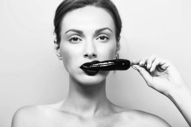 Moda kadın model poz. kırmızı biber biber ile kız