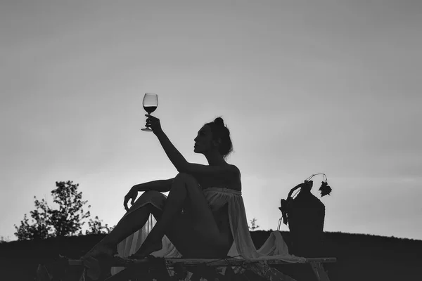 Zmysłowe woman ciała. Sylwetka dziewczynki z winem — Zdjęcie stockowe
